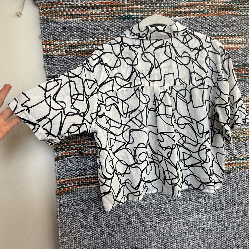 Astr Monochrome Boxy Crop Buttondown - Picture 2 of 4